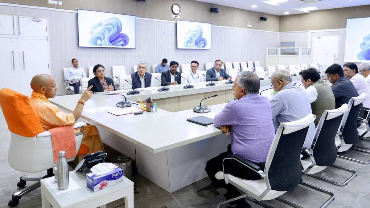 LPG संकट: 80 लाख लीटर केरोसिन का बैकअप तैयार, यूपी सीएम योगी आदित्यनाथ बोले- कालाबाजारी करने वालों पर दर्ज होगी FIR