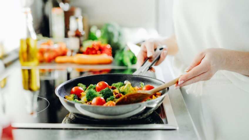 सावधान! इंडक्शन, इलेक्ट्रिक स्टोव खरीदने की जल्दी कहीं पड़ न जाए भारी, शोरूम जाने से पहले ये बातें जान लें