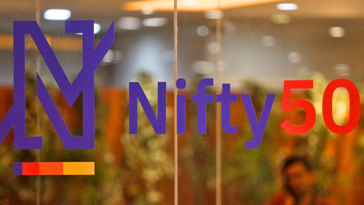 Stock Markets Highlights: बाजार ने यू-टर्न लेकर दिखाई दमदार रैली, सेंसेक्स 900 अंक ऊपर बंद- निफ्टी 23,400 के पार; जानें गेनर्स-लूजर्स