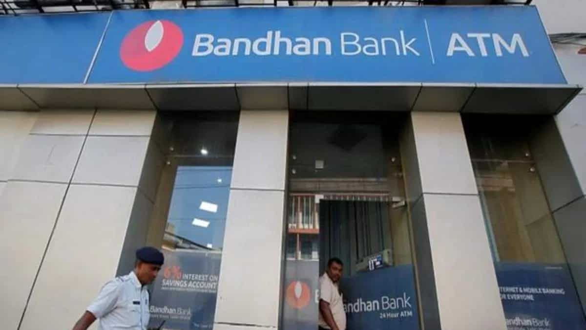 Bandhan Bank Share Price: प्रमोटर्स के हिस्सा बेचने, स्टॉक के टूटने पर बैंक की सफाई, एक्सचेंज को इन 4 सवालों के दिए जवाब