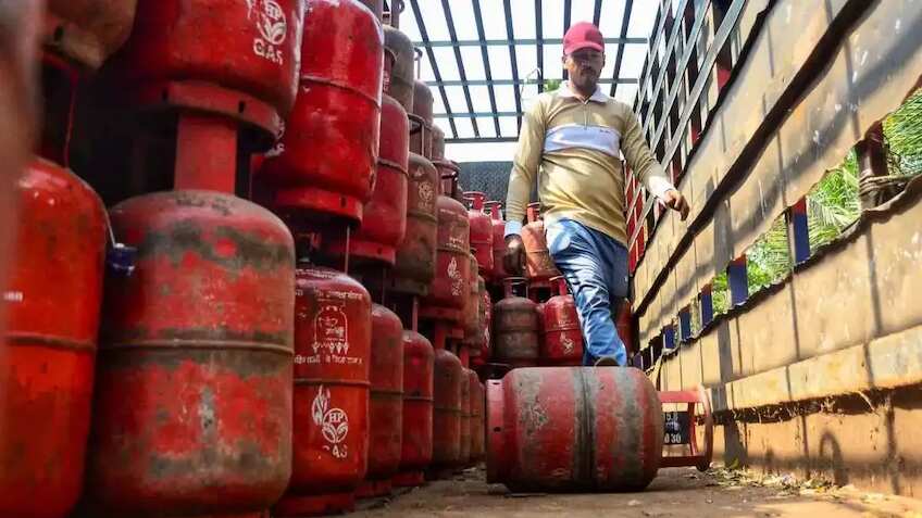 LPG e-KYC Update: क्या अब आपको भी करानी होगी गैस बुकिंग के लिए ई-केवाईसी? सरकार ने बताया क्या है नियम