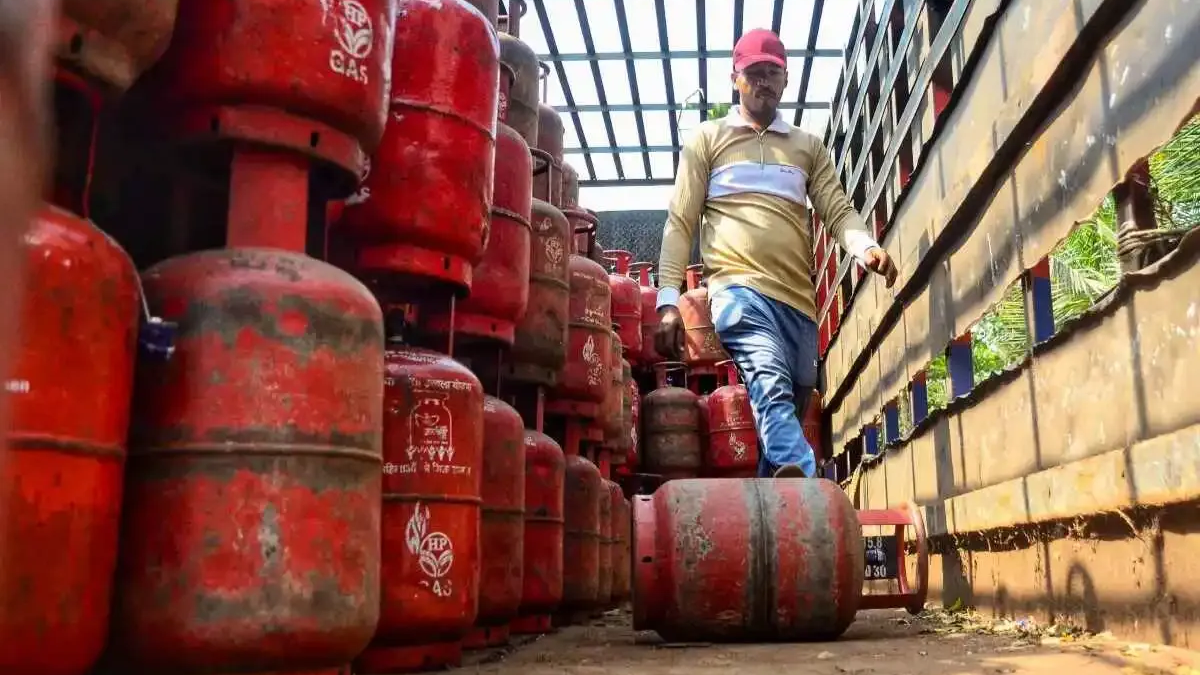 LPG e-KYC Update: क्या अब आपको भी करानी होगी गैस बुकिंग के लिए ई-केवाईसी? सरकार ने बताया क्या है नियम
