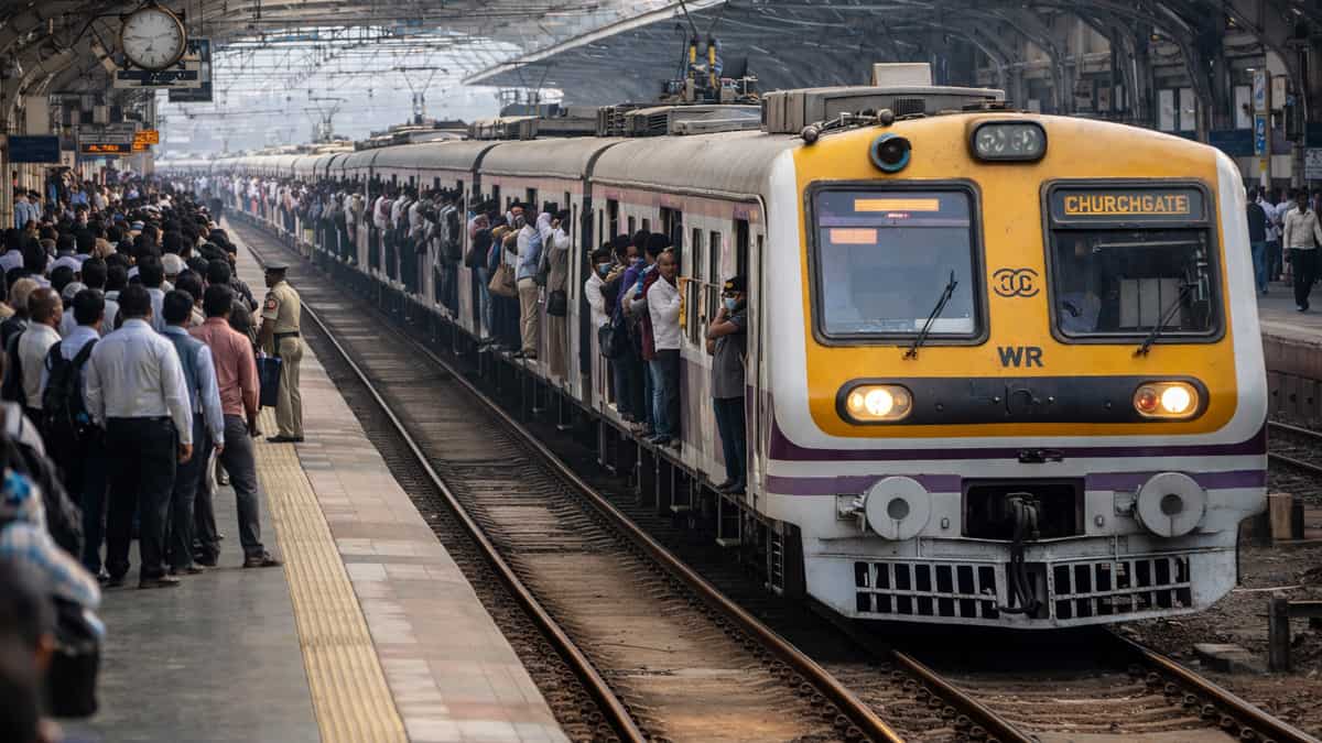 मुंबई लोकल यात्रियों की बल्ले-बल्ले: पश्चिम रेलवे ने 16 ट्रेनों में बढ़ाए डिब्बे, 12 की जगह अब होंगे 15 कोच, 19 मार्च से मिलेगा आरामदायक सफर