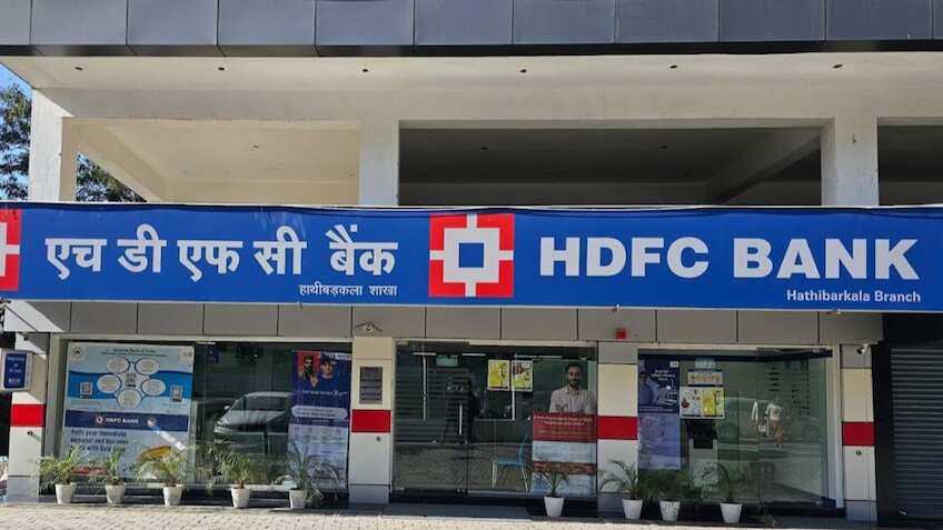 HDFC Bank  का शेयर -8% टूटा, कॉरपोरेट गवर्नेंस पर उठा सवाल; अब आगे क्या करें निवेशक?