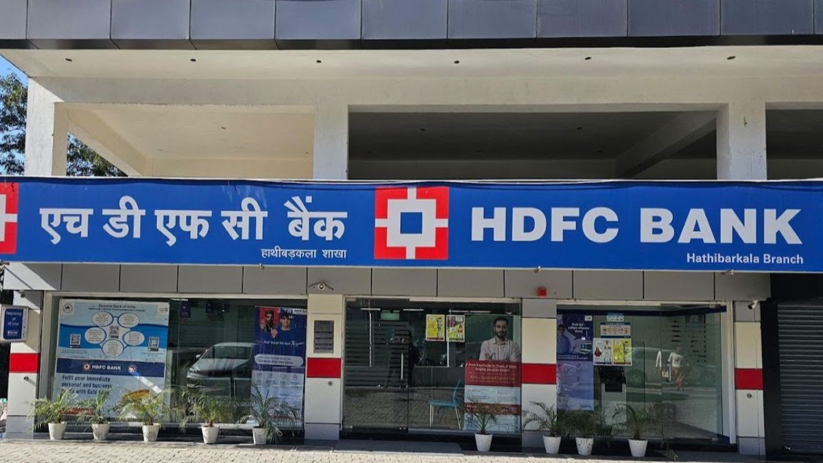 HDFC Bank का शेयर -8% टूटा, कॉरपोरेट गवर्नेंस पर उठा सवाल; अब आगे क्या करें निवेशक?