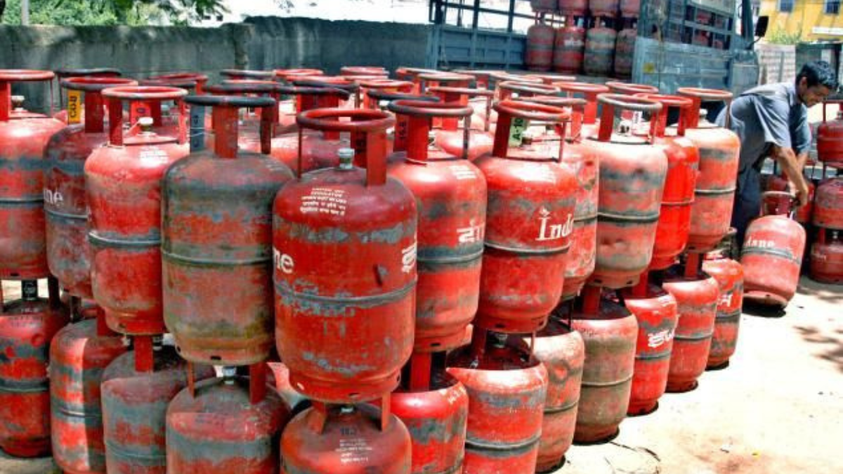 गैस सप्लाई पर बड़ी खबर: पैनिक बुकिंग के बीच सरकार का बड़ा बयान, LPG पर दबाव, लेकिन सप्लाई कंट्रोल में