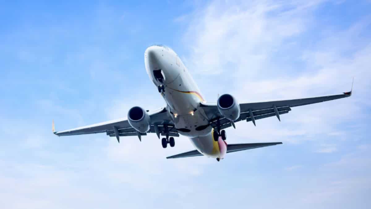 हवाई सफर पर युद्ध का साया! 1 अप्रैल से बढ़ सकती हैं ईंधन की कीमतें, सरकार ने कहा- यात्रियों पर नहीं पड़ने देंगे बोझ