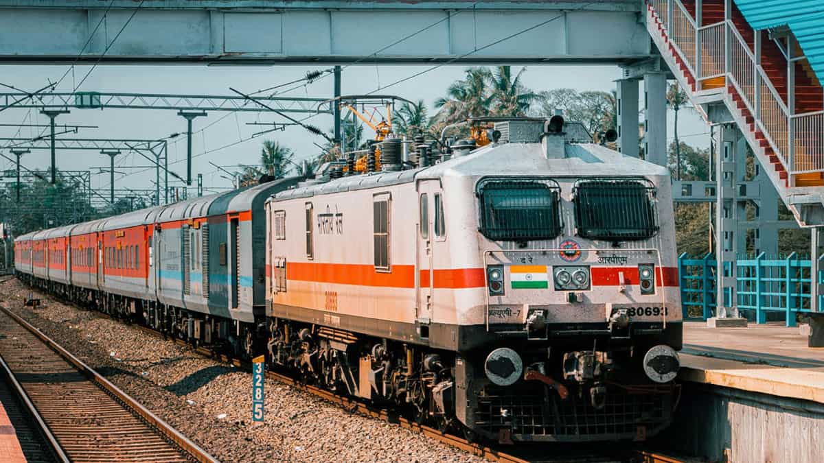 ई-टिकट वालों को रिफंड के लिए नहीं भरना होगा TDR, 24 घंटे पहले कैंसिलेशन पर कटेगा आधा पैसा, नए नियमों का ऐलान