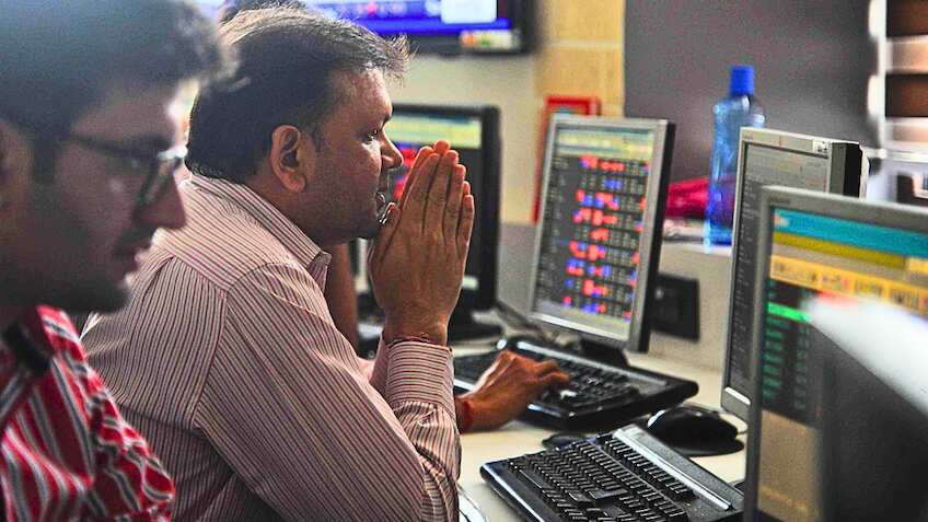 Stock Markets Highlights: ब्लैक फ्राइडे की भारी बिकवाली! 2-2% गिरकर बंद हुए सेंसेक्स-निफ्टी, सबसे ज्यादा टूटे ये शेयर