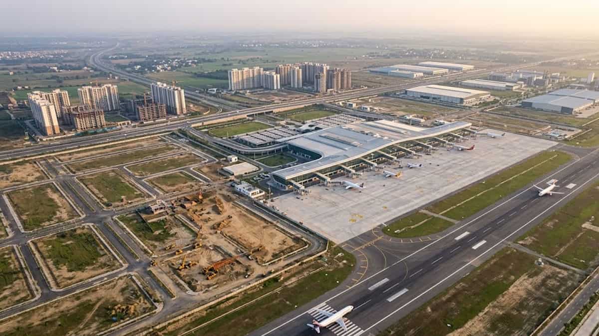 जेवर एयरपोर्ट के पास जमीन में दांव लगाने का वक्त बीता? सालभर में थमेगी तेजी, अपार्टमेंट बनेंगे मुनाफे की मशीन!