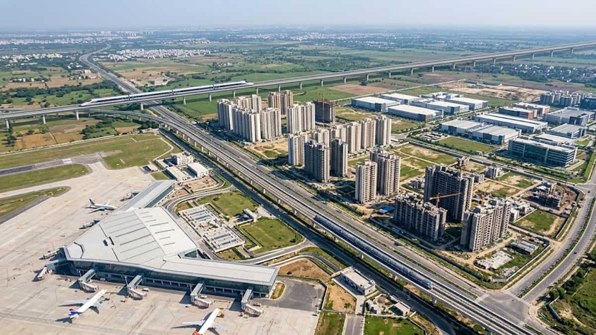 जेवर एयरपोर्ट को मिलेगा मेट्रो-हाई स्पीड रेल का साथ! बाहरी इलाका नहीं, बनेगा NCR प्रॉपर्टी मार्केट का गेम चेंजर