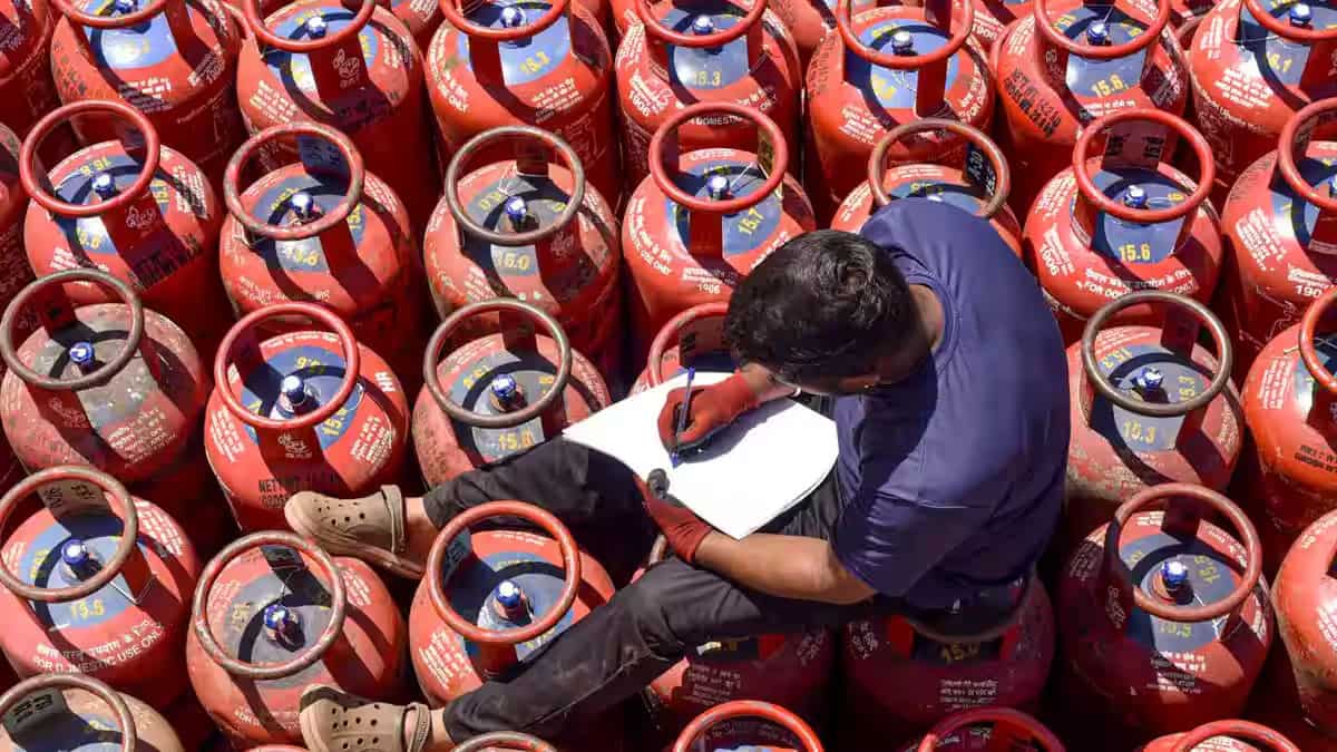 सरकार ने दिया अपडेट, 1 दिन में बंटे 54 लाख LPG सिलेंडर, 2900 जगहों पर रेड, पेट्रोल-डीजल का पूरा स्टॉक