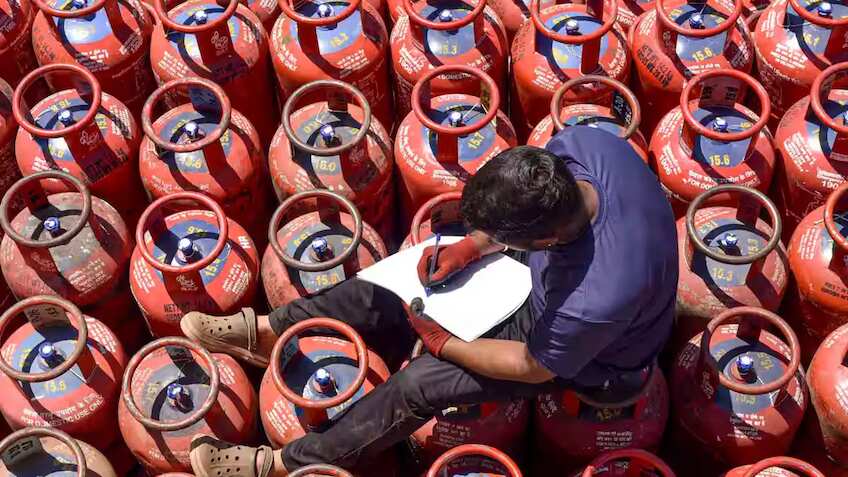 सरकार ने दिया अपडेट, 1 दिन में बंटे 54 लाख LPG सिलेंडर, 2900 जगहों पर रेड, पेट्रोल-डीजल का पूरा स्टॉक