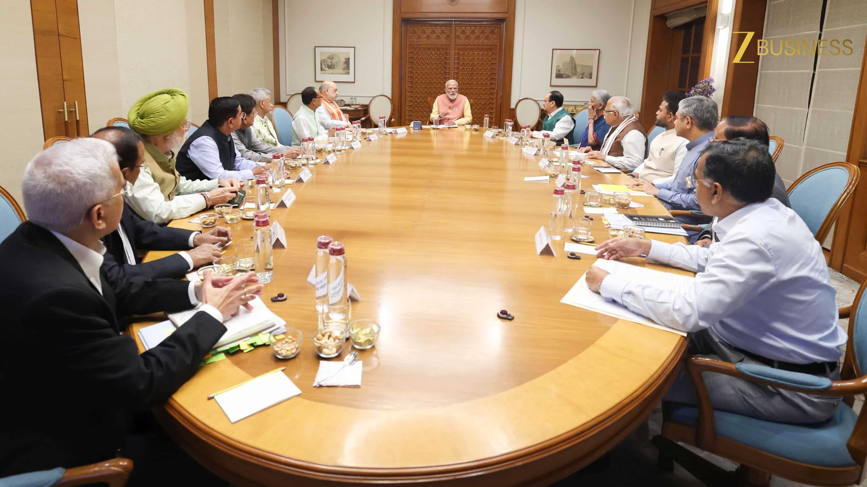 ईरान युद्ध के बीच पीएम मोदी ने बुलाई CCS की इमरजेंसी मीटिंग, क्या भारत पर मंडरा रहा है तेल और महंगाई का संकट?