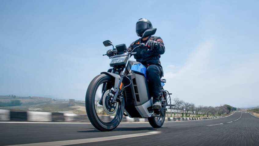 OLA का बड़ा दांव; ₹60,000 सस्ती कर दी ये इलेक्ट्रिक बाइक, रेंज 500 किमी, जानें कैसे मिलेगा आपको फायदा