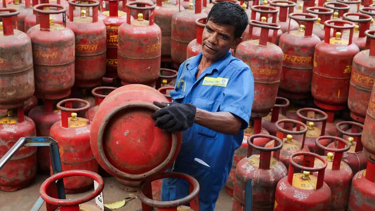 रोजाना हो रही 28 लाख LPG सिलेंडर की डिलीवरी, बेवजह न लगाएं भीड़, इंडियन ऑयल ने गैस की स्थिति पर दिया अपडेट