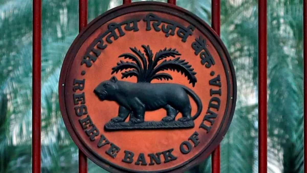 RBI MPC Highlights:  ब्याज दर स्थिर, लेकिन खतरे बढ़े! तेल और तनाव पर क्या बोले गवर्नर और आपके लिए क्या है मतलब?