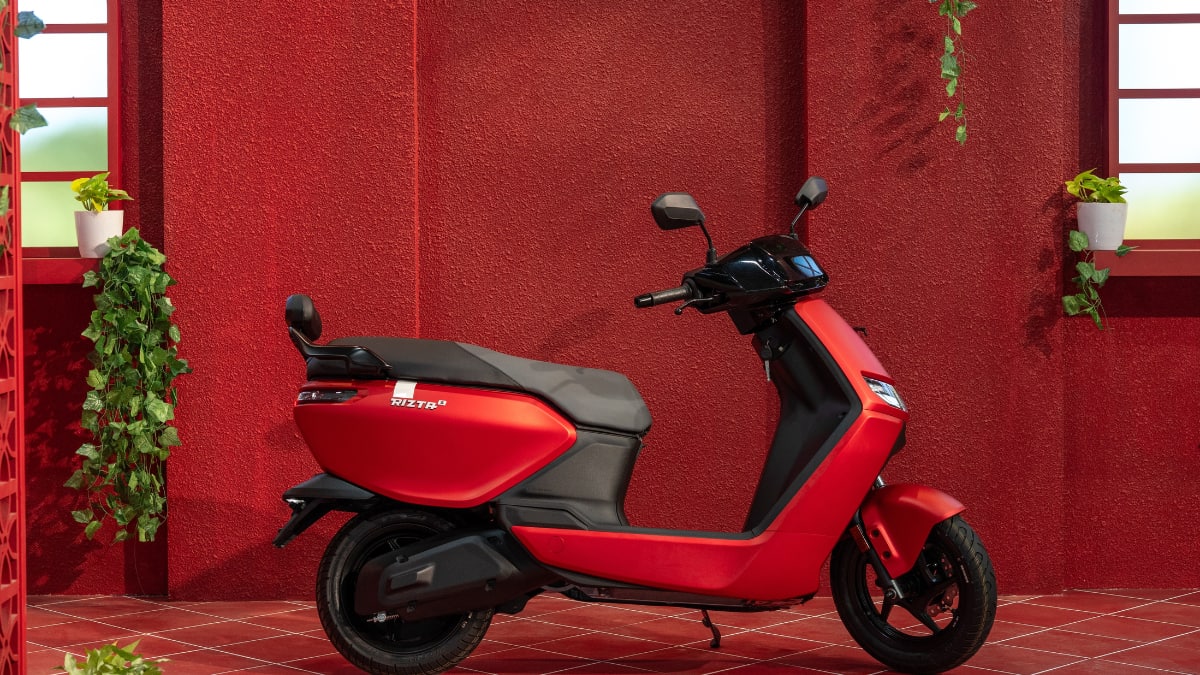 इस EV कंपनी के एक्सपीरियंस सेंटर 700 के पार, मार्च 2026 में मार्केट शेयर 18.7%, जानें ग्रोथ के पीछे की वजह