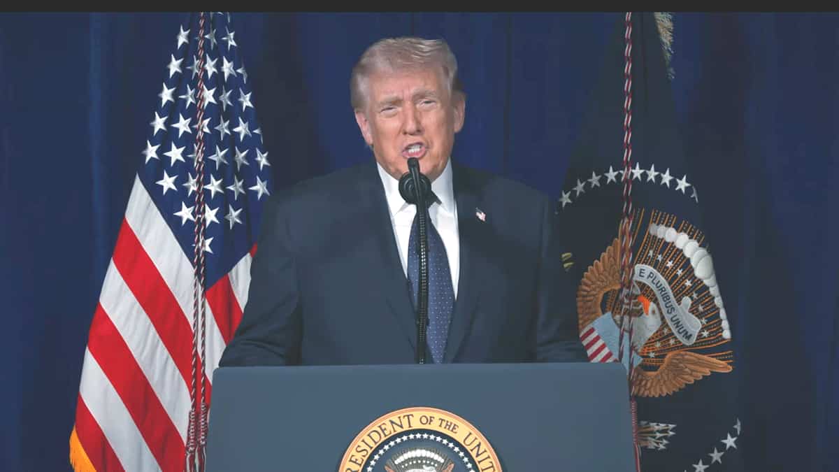 डोनाल्ड ट्रंप ने ईरान पर लगाया जबरन वसूली का आरोप, कहा- 'वो आज सिर्फ इसलिए जिंदा हैं, ताकि नेगोशिएट कर सकें'