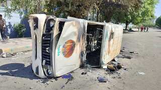 Noida Labour Alert: उपद्रव किया तो ठेकेदार ब्लैकलिस्ट! DM का सख्त आदेश, तय वेतन न देने पर भी होगी कार्रवाई