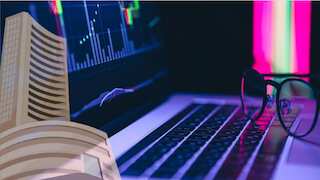 Stock Markets Today: सेंसेक्स 500 अंक उछला, निफ्टी 140 अंक चढ़कर 24,400 के करीब; IT और बैंकिंग शेयरों में खरीदारी तेज