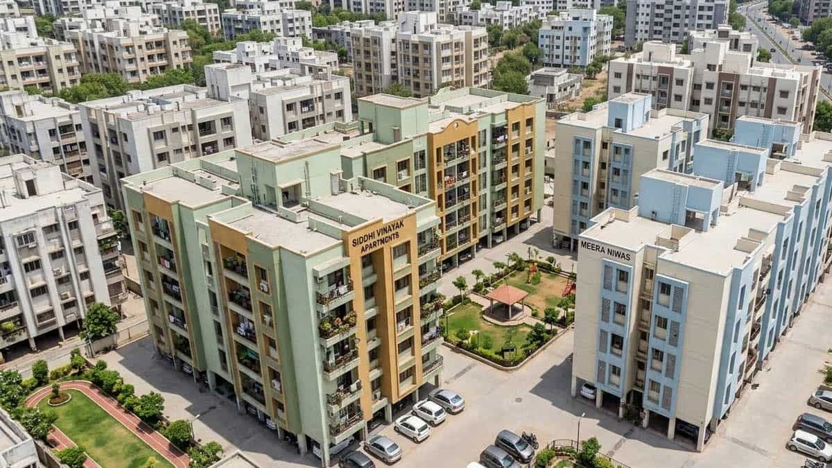 दिल्ली-मुंबई में महंगे घरों की मार, तो मिडिल क्लास पर ये बड़ा शहर मेहरबान, केवल 4,798 रुपये प्रति वर्ग फुट रेट