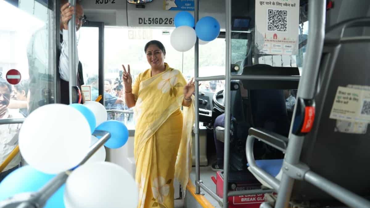दिल्ली की सड़कों पर उतरीं 200 नई इलेक्ट्रिक बसें, 7000 का टारगेट
