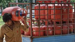 बस एक दिन में 53.5 लाख LPG सिलेंडर पहुंचे घर-घर, सरकार बोली- पैनिक बाइंग से बचें, गैस की कोई कमी नहीं