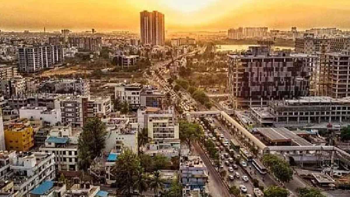 पुणे में गिरी सेल्स