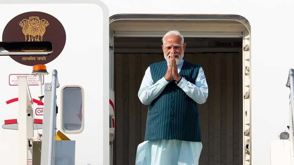 पश्चिम एशिया तनाव के बीच 5 देशों की यात्रा के लिए पीएम नरेंद्र मोदी रवाना, कच्चे तेल-LNG की सप्लाई पर फोकस