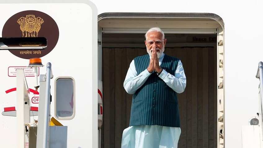 पश्चिम एशिया तनाव के बीच 5 देशों की यात्रा के लिए पीएम नरेंद्र मोदी रवाना, कच्चे तेल-LNG की सप्लाई पर फोकस