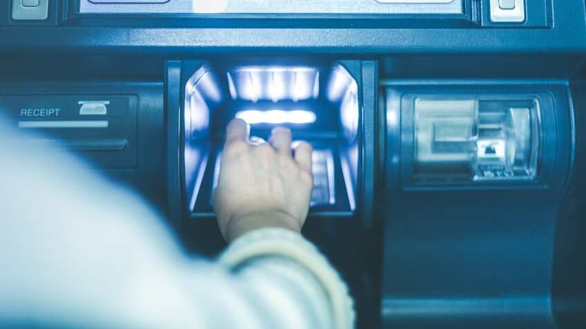 Bank Rules: किसी व्यक्ति के निधन के बाद क्या उसके ATM कार्ड से पैसे निकालना सही है? जानिए बैंक क्या कहते हैं