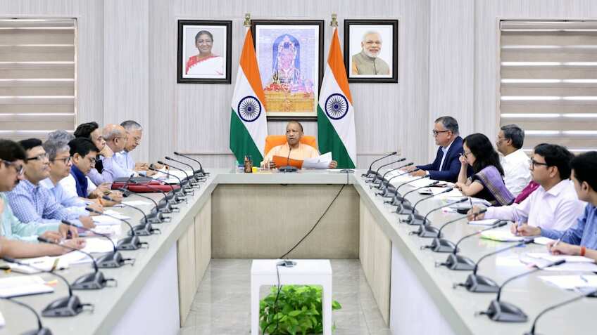 जेवर एयरपोर्ट कनेक्टिविटी पर अपडेट, रूट पर चलेंगी 110 इलेक्ट्रिक बस, सीएम योगी का निर्देश