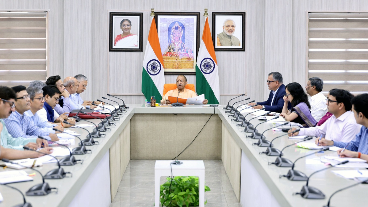 जेवर एयरपोर्ट कनेक्टिविटी पर अपडेट, रूट पर चलेंगी 110 इलेक्ट्रिक बस, सीएम योगी का निर्देश