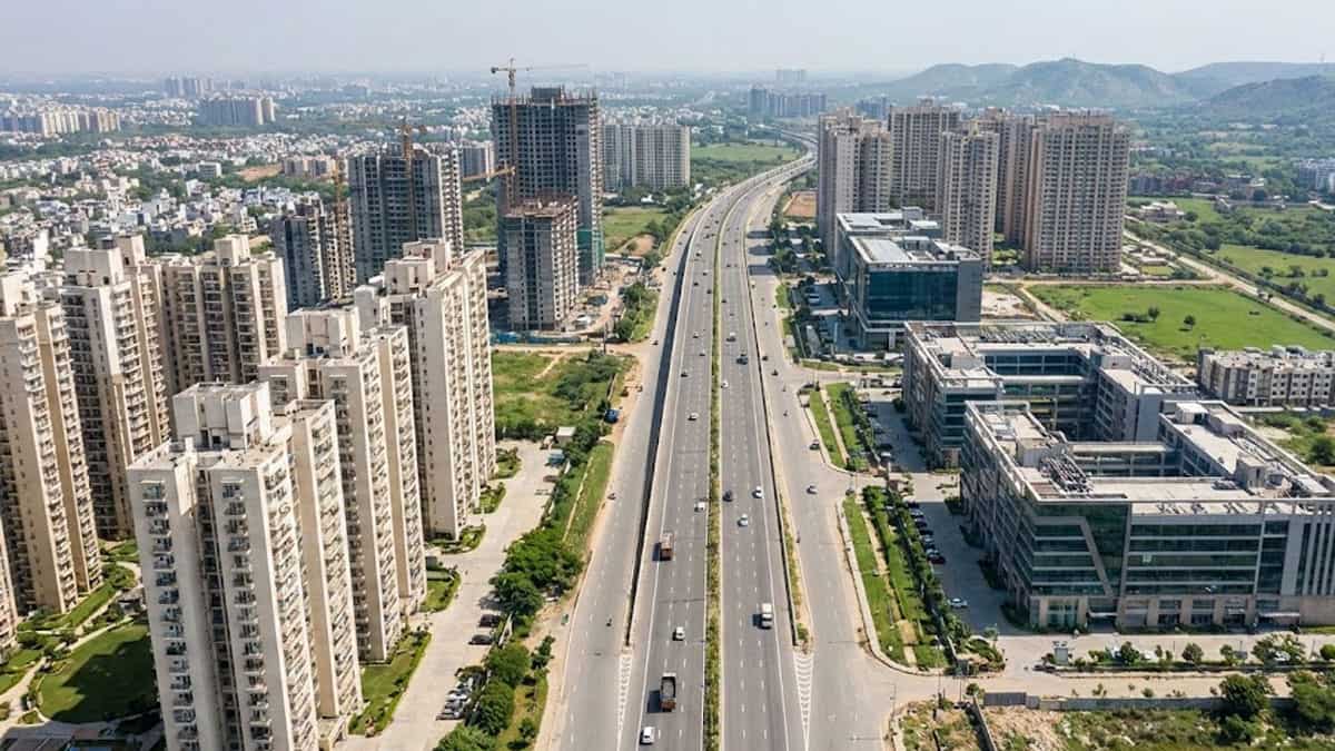 मुंबई-दिल्ली के गढ़ से बाहर निकले बिल्डर्स, नए शहरों में लगाया दांव, प्रीमियम घरों के दम पर जमकर हुई बिक्री