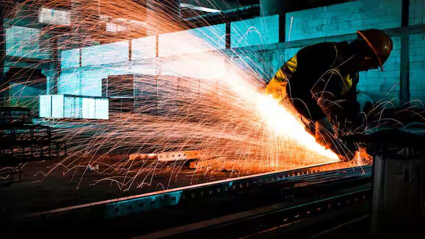 IIP ग्रोथ 5.7% से लुढ़ककर 4.9% पर आया, लेकिन मैन्युफैक्चरिंग में दर्ज की बंपर उछाल, नए बेस ईयर ने बदली तस्वीर