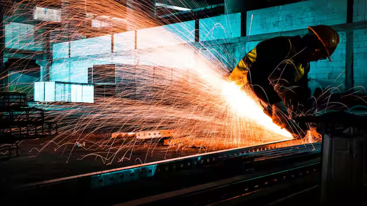 IIP ग्रोथ 5.7% से लुढ़ककर 4.9% पर आया, लेकिन मैन्युफैक्चरिंग में दर्ज की बंपर उछाल, नए बेस ईयर ने बदली तस्वीर