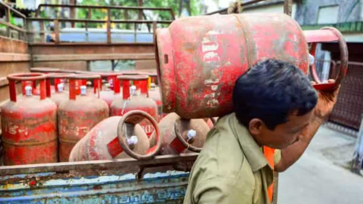 तेल कंपनियों पर अंडर रिकवरी का भारी बोझ! हर घरेलू सिलेंडर पर ₹650 का घाटा, ATF में 30 रुपए का नुकसान