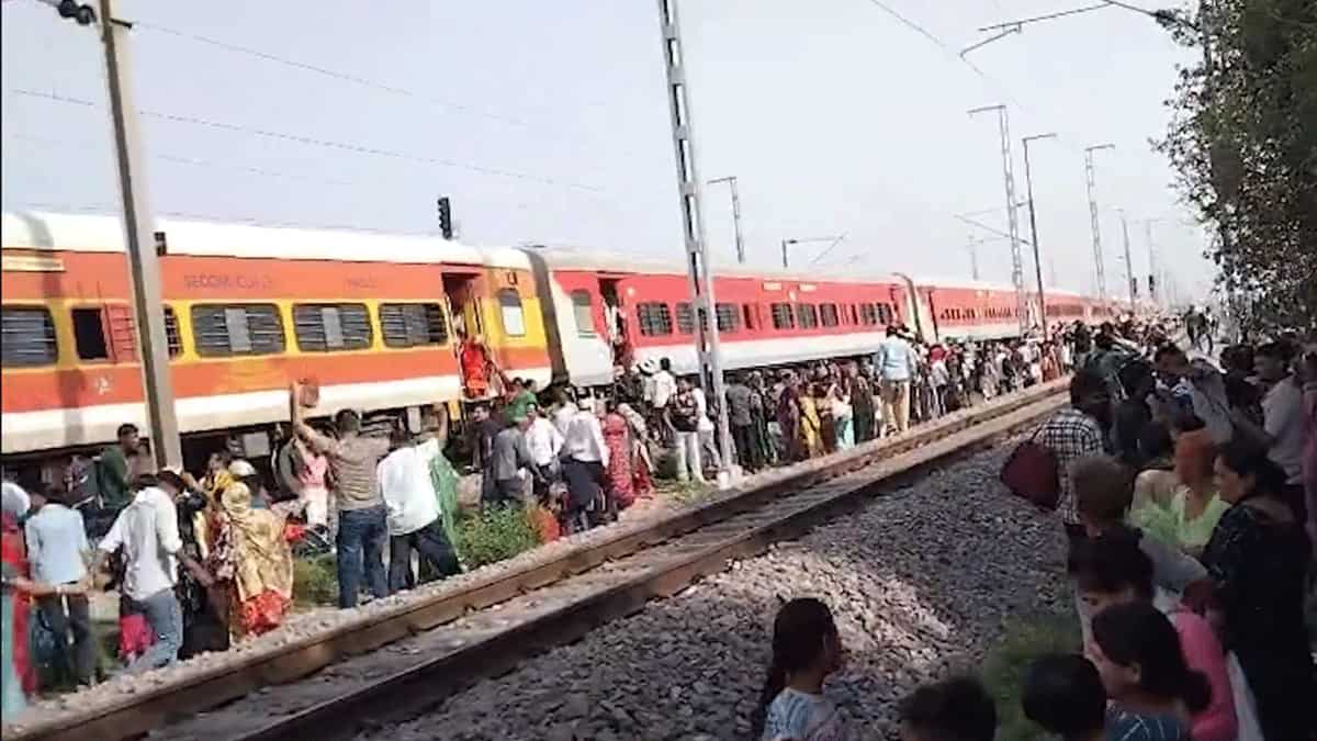 आग लगने की अफवाह से हुई चेन पुलिंग, ट्रेन से कूदे कई यात्री, तभी दूसरी लाइन पर आ गई ट्रेन, 4 यात्रियों की मौत