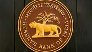 RBI के इस दांव से भारत में आएगी विदेशी निवेश की बाढ़! जानें NRE और FCNR(B) पर मिलेगा कितना ब्याज 