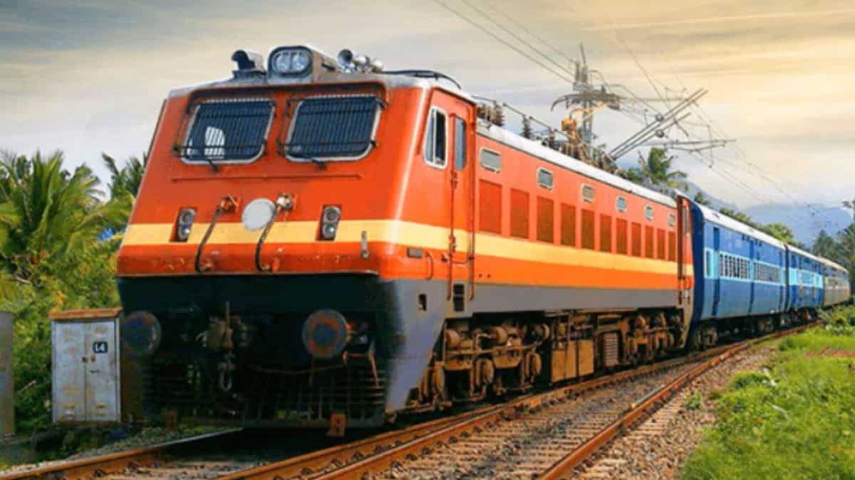 60% टूटने के बाद अब इस Railway PSU में सरकार बेचेगी हिस्सेदारी, 25 जून से रीटेल निवेशकों को मिलेगा मौका