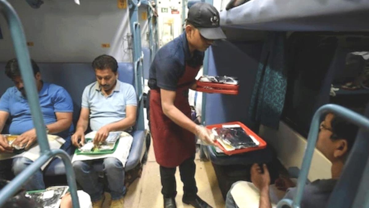 तेजस एक्सप्रेस की वेज बिरयानी में मिली मक्खी, रेलवे ने कैटरिंग वेंडर पर लगाया ₹1 लाख का जुर्माना, लाइसेंस होगा रद्द!