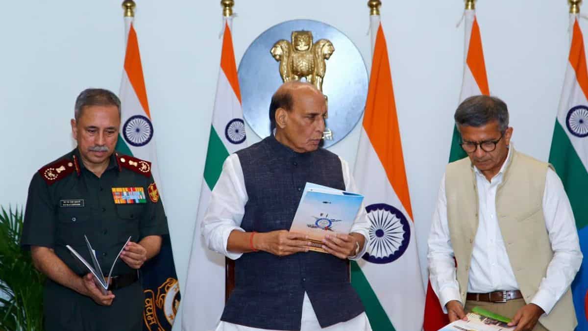 डिफेंस सेक्टर में बड़ा सुधार! रक्षा मंत्री ने जारी किया DFP-2026, DRDO को मिली ज्यादा वित्तीय ताकत