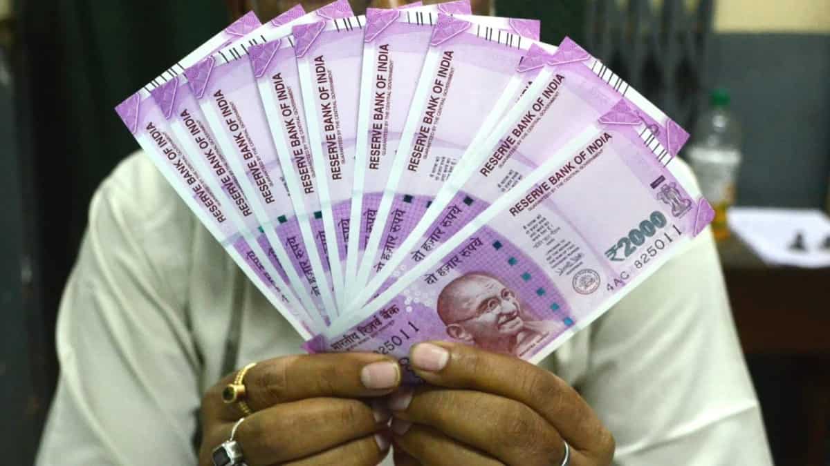 आपके पास भी दबा पड़ा है ₹2000 का नोट? RBI का नया डेटा आया सामने, रद्दी होने से पहले जानें नोट चेंज का नया तरीका