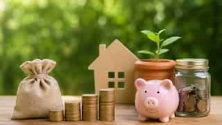 जीरो रिस्क के साथ मिलेगा बढ़िया रिटर्न! तो ये 6 सरकारी स्कीमें दे रही हैं 8.2% तक ब्याज,आपने किया निवेश?
