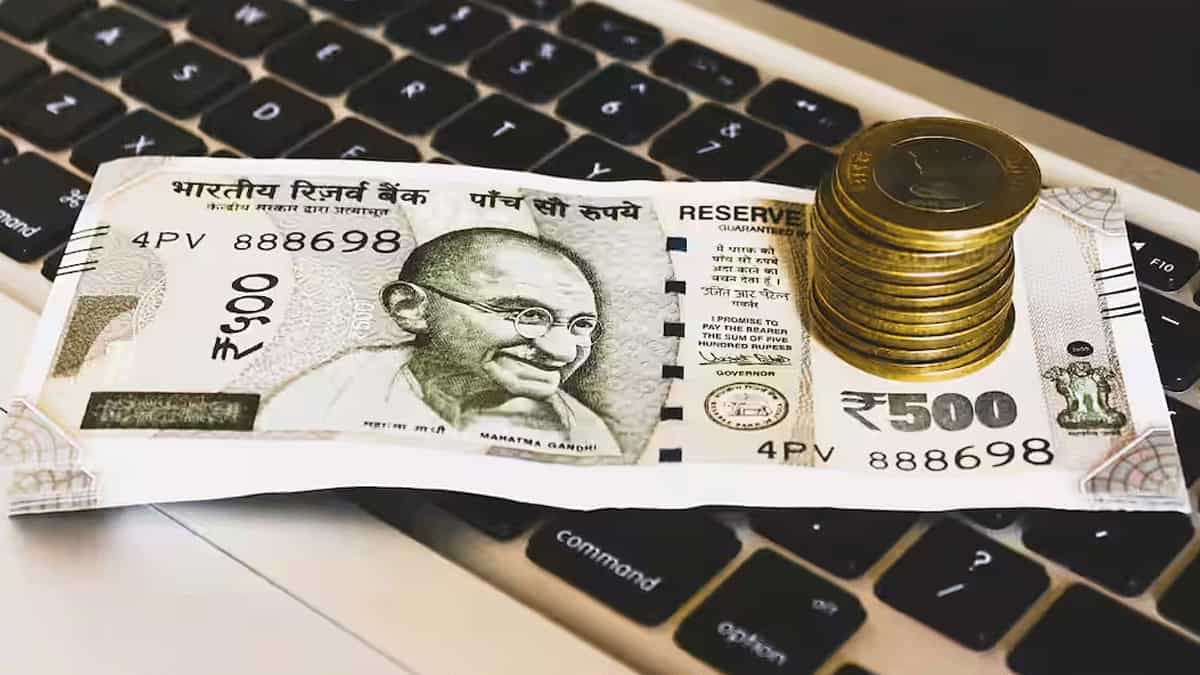 Income Tax: कितनी भी कम हो Salary, इन 7 लोगों को हर हाल में भरना पड़ता है ITR, भले ही वो 4 लाख भी ना कमा पाएं!