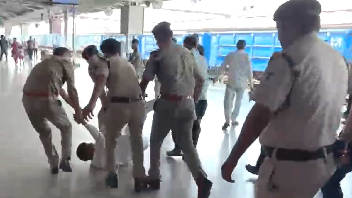 महिला से मांगे ₹1000, डिप्टी स्टेशन मैनेजर को सरेआम घसीटा, रेलवे ने 4 RPF कर्मियों को किया सस्पेंड, जांच शुरू