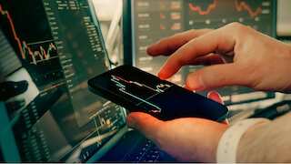 Q1 Dividend Stock: ब्रोकिंग कंपनी का मुनाफा 28% गिरा, आय भी घटकर ₹1430 करोड़ पर आई; लेकिन डिविडेंड दे रही है कंपनी