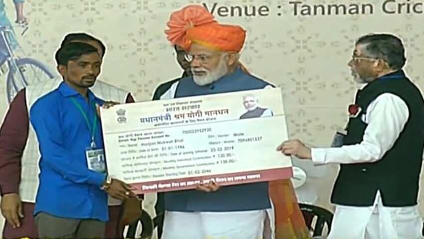  PM mModi launched PM Shram Yogi Maandhan Yojana at Ahmedabad