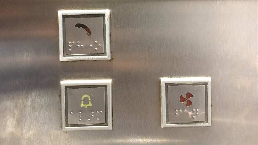 लिफ्ट में होता है अलार्म और फोन बटन